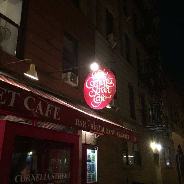 Foto tirada no(a) Cornelia Street Cafe por Paul W. em 1/14/2017