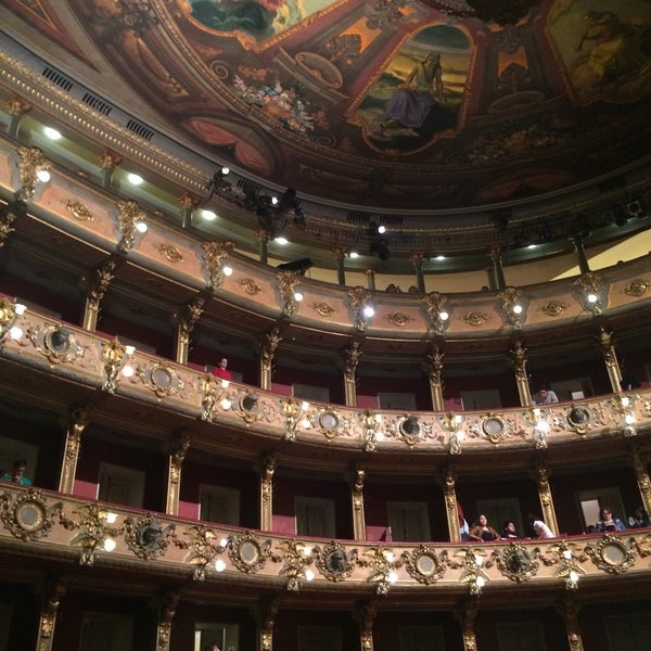 Foto tirada no(a) Teatro Colón por Ricardo R. em 12/20/2015