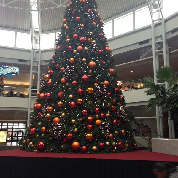 12/4/2014 tarihinde Linda H.ziyaretçi tarafından Vista Ridge Mall'de çekilen fotoğraf
