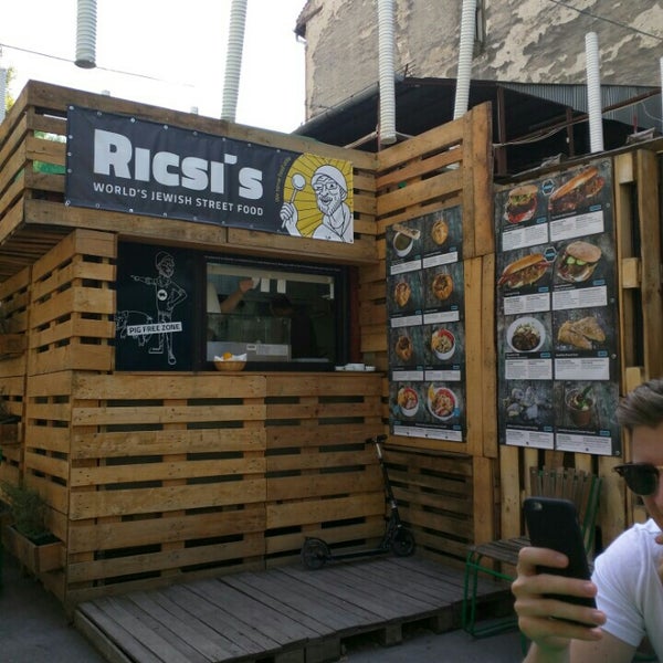 Foto tirada no(a) Ricsi&#39;s - World&#39;s Jewish Street Food por Andreasz D. em 9/19/2015