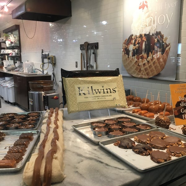 Photo taken at Kilwins Chocolate Fudge &amp; Ice Cream by Leonardo C. on 6/12/2019