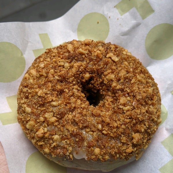 Foto diambil di Shortstop Coffee &amp; Donuts oleh Kim G. pada 10/5/2021