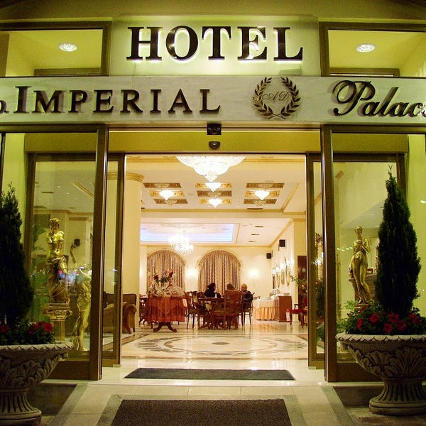 Das Foto wurde bei a.d. Imperial Palace Hotel Thessaloniki von a.d. Imperial Palace Hotel Thessaloniki am 1/8/2015 aufgenommen