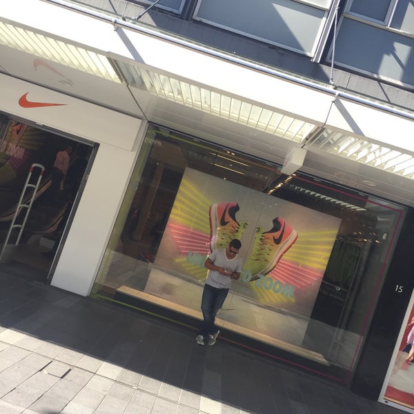 eigendom Afslachten Teken een foto Nike Store (Now Closed) - Sporting Goods Retail in Cool