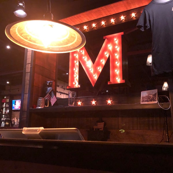Снимок сделан в Menotomy Grill &amp; Tavern пользователем Cosmo C. 10/24/2019