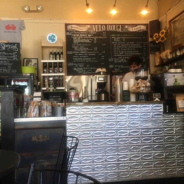 Foto tirada no(a) Velo Rouge Cafe por Deanna B. em 8/22/2019