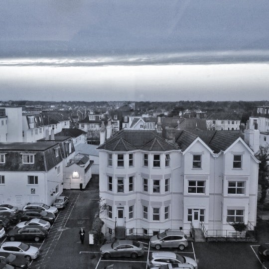 รูปภาพถ่ายที่ Bournemouth Highcliff Marriott Hotel โดย Adam N. เมื่อ 11/24/2012