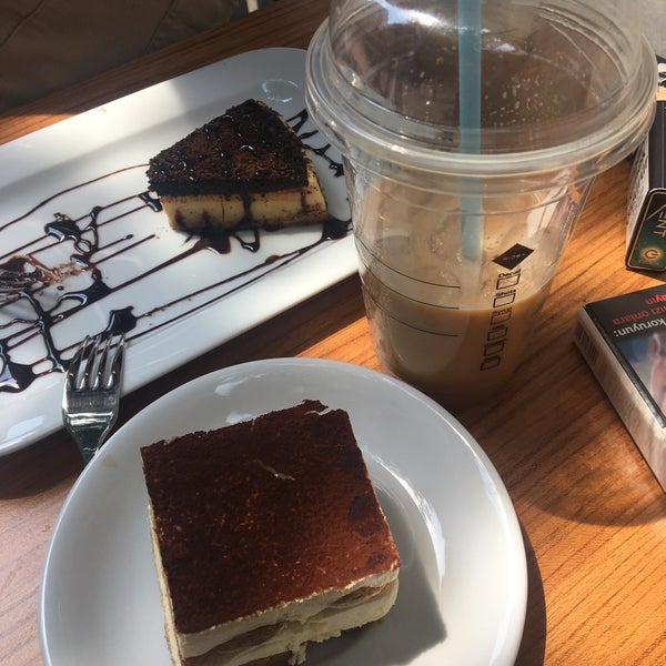 Photo taken at Rabbit Hole Coffee &amp; Cakes by Beriş on 6/5/2018
