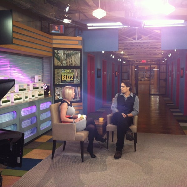 รูปภาพถ่ายที่ VH1 Big Morning Buzz Live Studio โดย Trinity เมื่อ 3/19/2013