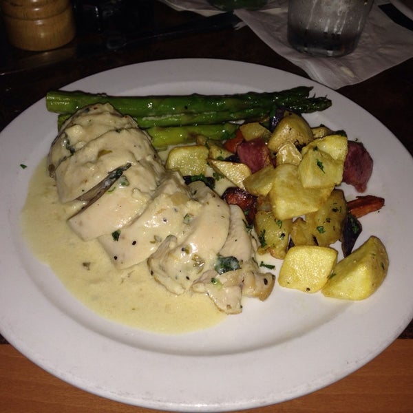 Foto tomada en Trio&#39;s Restaurant  por Kevin H. el 1/11/2014