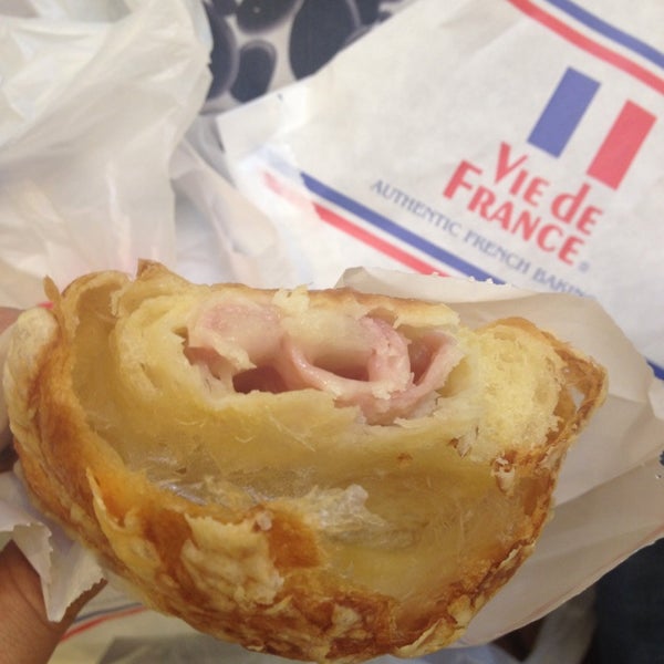 Foto tomada en Vie de France Bakery Cafe- South Coast Plaza  por Cristina D. el 9/7/2014