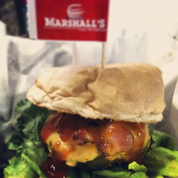 2/15/2013に@daaditsuがMarshall&#39;s Burgerで撮った写真
