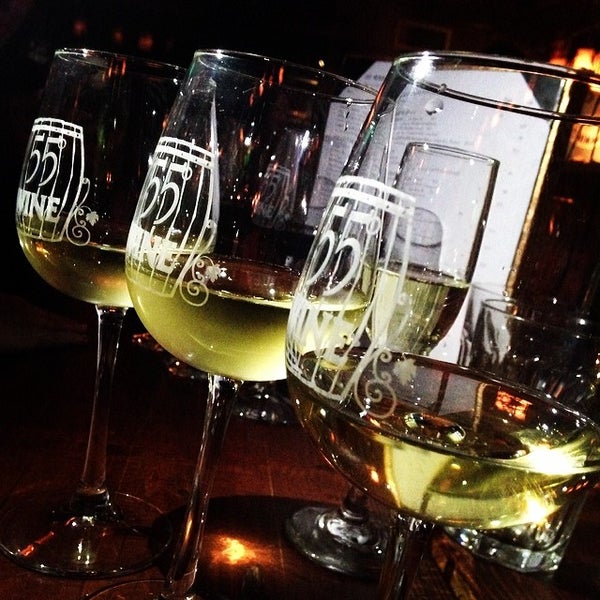 รูปภาพถ่ายที่ 55° Wine Bar โดย Natalia C. เมื่อ 2/22/2014