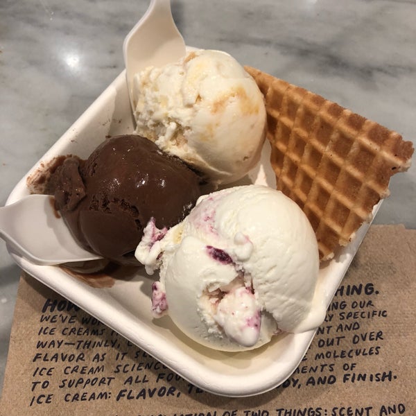 Foto tirada no(a) Jeni&#39;s Splendid Ice Creams por Natalia C. em 5/14/2019