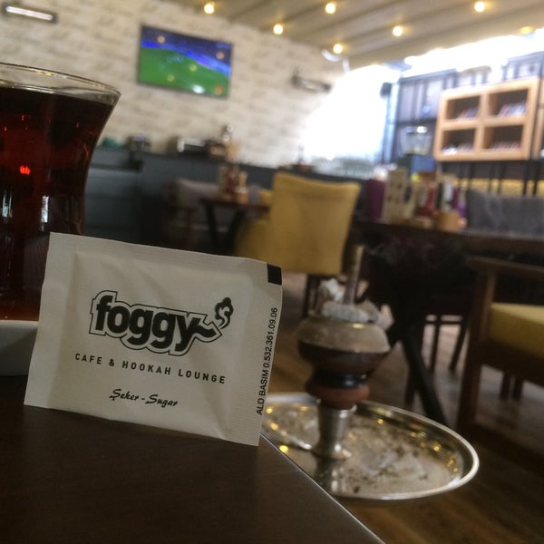 Das Foto wurde bei Foggy Cafe &amp; Hookah Lounge von Nasır K. am 7/1/2017 aufgenommen