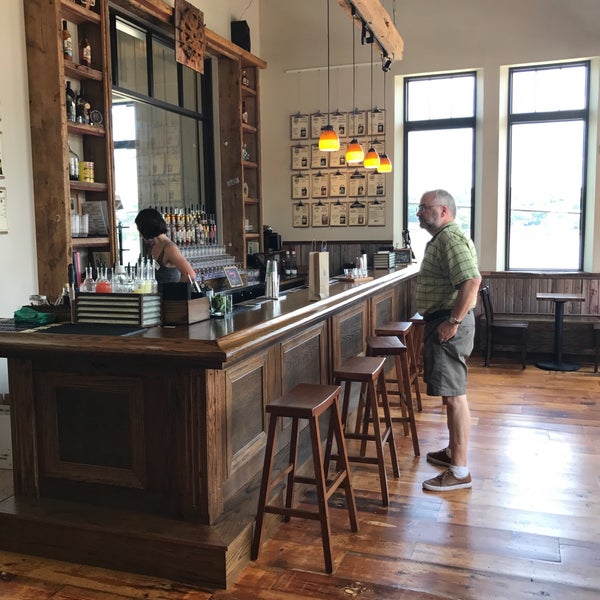 8/15/2017 tarihinde Linden B.ziyaretçi tarafından Mississippi River Distilling Company &amp; Cody Road Cocktail House'de çekilen fotoğraf