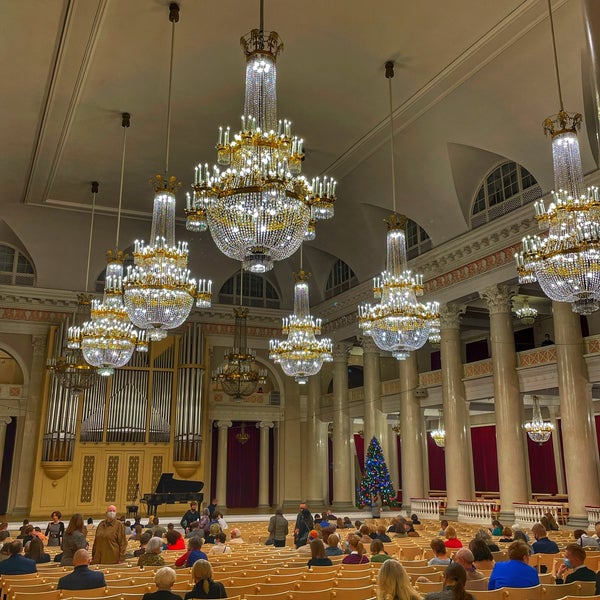 Das Foto wurde bei Grand Hall of St Petersburg Philharmonia von Nastasiya O. am 1/6/2022 aufgenommen