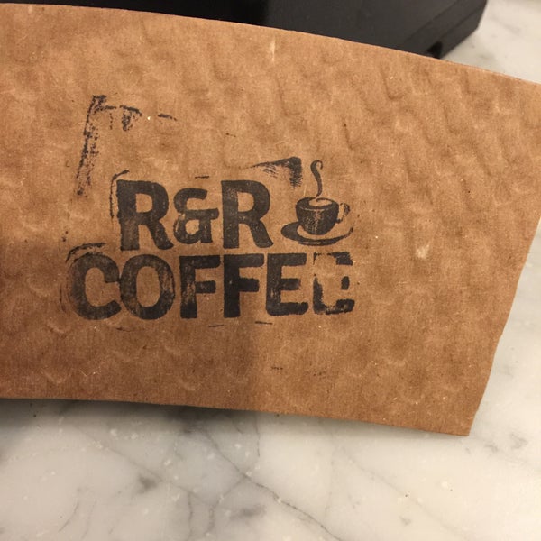รูปภาพถ่ายที่ R&amp;R Coffee โดย AAA เมื่อ 12/19/2016