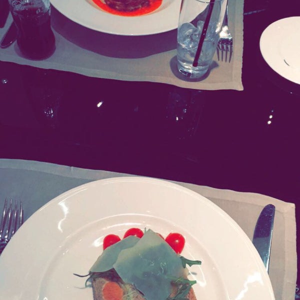 6/16/2015にNasser MがEmporio Armani Café- The Pearl Qatarで撮った写真