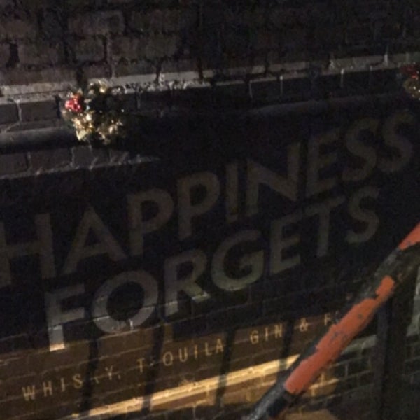 รูปภาพถ่ายที่ Happiness Forgets โดย Steph B. เมื่อ 12/28/2017