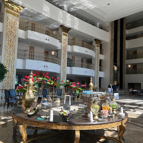 Foto diambil di Amara Luxury Resort &amp; Villas oleh 𝐹𝑎𝑟𝑧𝑎𝑛 . pada 9/3/2022