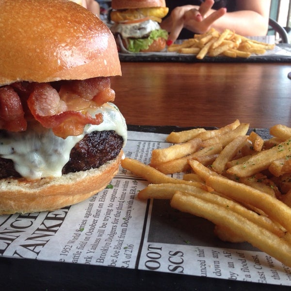 Foto diambil di Max Fifty Burger &amp; Bar oleh Yumaysla M. pada 7/13/2014