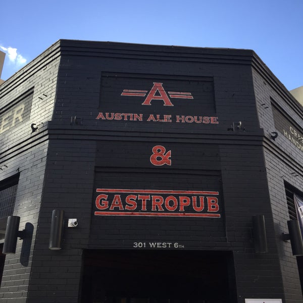 Photo taken at Austin Ale House by TexasTwittHR on 10/6/2016