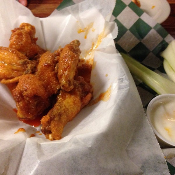 I'm from Buffalo, and the wings here are the real deal. I haven't had wings like this since I've left Home.  Their fish fry is also authentic and delicious. The pizza is outstanding.
