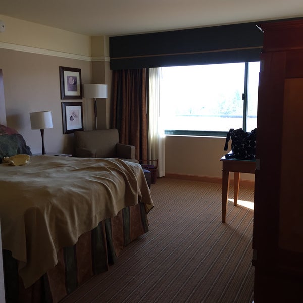 Foto diambil di The Inverness Denver, a Hilton Golf &amp; Spa Resort oleh Erika P. pada 1/14/2015