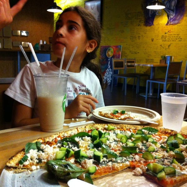 Das Foto wurde bei 7 Stop Pizza von Asbed B. am 9/1/2013 aufgenommen