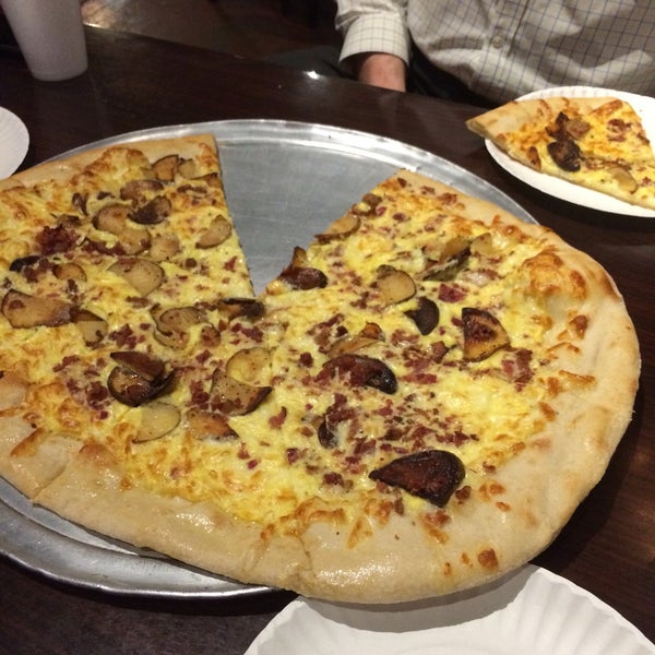 Foto tirada no(a) Spinelli&#39;s Pizzeria por Asbed B. em 1/20/2017