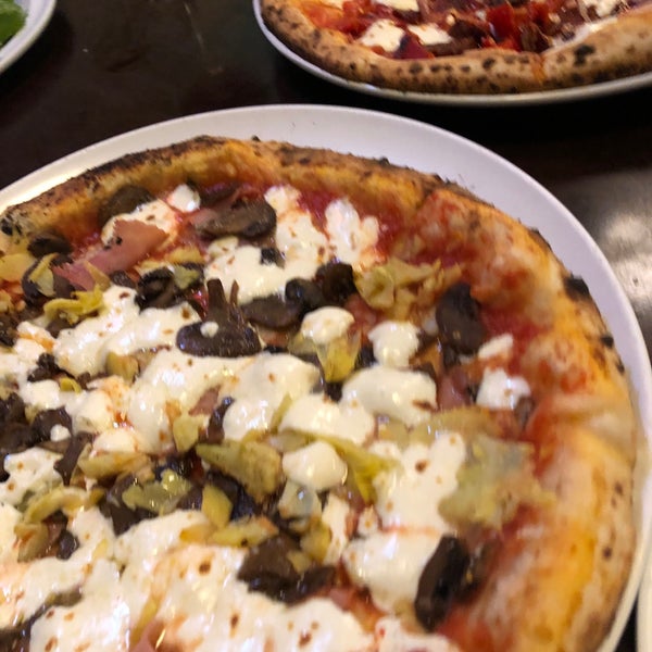 รูปภาพถ่ายที่ Pupatella Neapolitan Pizza โดย Asbed B. เมื่อ 11/1/2018