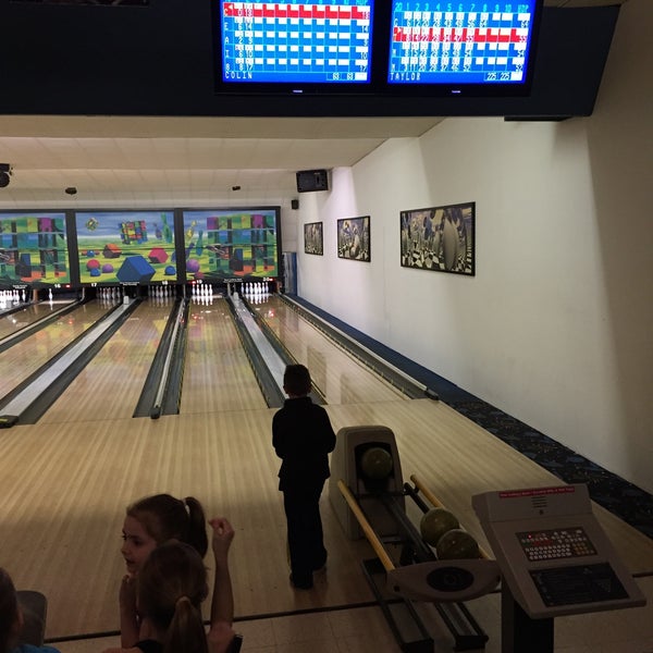 Foto tomada en Forest View Lanes (Bowling) - Recreation Bar and Grill  por Jonah H. el 4/4/2015