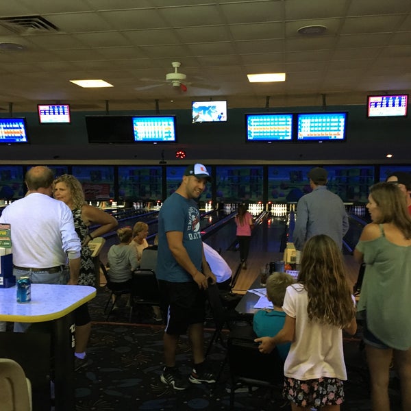 Foto scattata a Forest View Lanes (Bowling) - Recreation Bar and Grill da Jonah H. il 8/13/2016