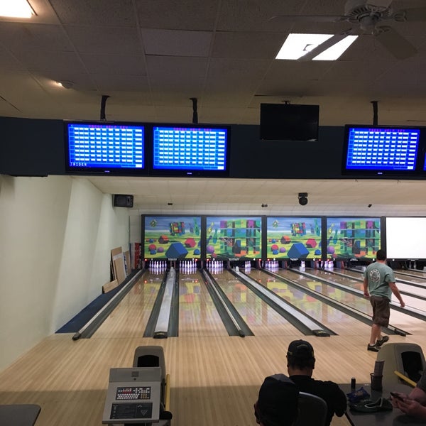 Foto scattata a Forest View Lanes (Bowling) - Recreation Bar and Grill da Jonah H. il 8/14/2017
