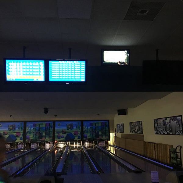 Foto tomada en Forest View Lanes (Bowling) - Recreation Bar and Grill  por Jonah H. el 8/19/2017