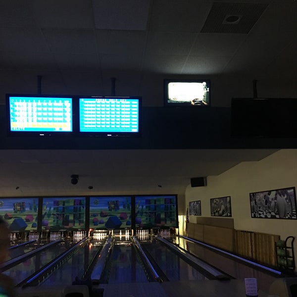 Foto tomada en Forest View Lanes (Bowling) - Recreation Bar and Grill  por Jonah H. el 8/13/2017