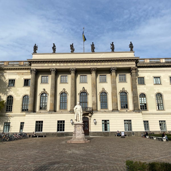 รูปภาพถ่ายที่ Humboldt-Universität zu Berlin โดย Tomáš S. เมื่อ 10/21/2022