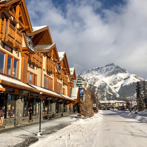 Foto diambil di Town of Banff oleh Tomáš S. pada 2/13/2019