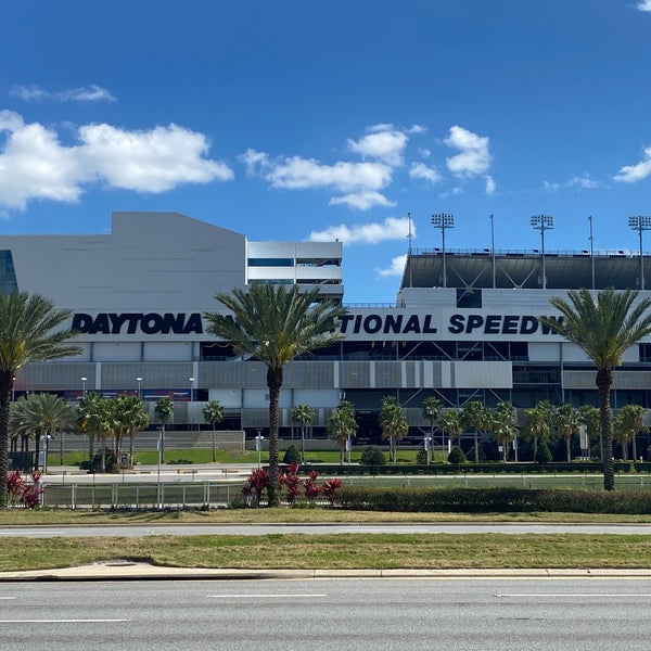 รูปภาพถ่ายที่ Daytona International Speedway โดย Tomáš S. เมื่อ 3/17/2022