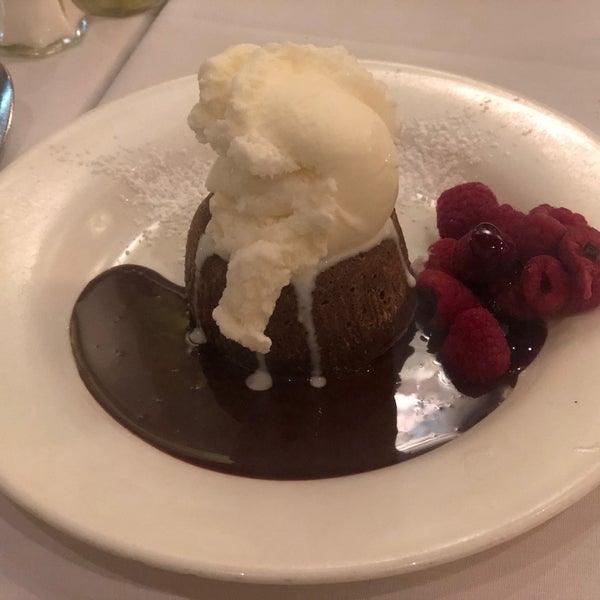 It's a nice, little french restaurant in the UWS, servings are generous and delicious. Play safe, order the "poulet rôti" and/or "steak", and for dessert "chocolate volcano"