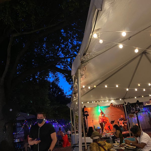 Nice cute and cozy wine bar away from the crowds. Easy going spot with good food and great vibe ideal for a Sunday evening. Live band and outdoor patio