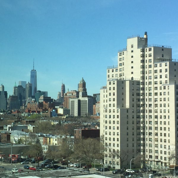 Das Foto wurde bei Fairfield Inn &amp; Suites By Marriott New York Brooklyn von Mandy M. am 4/16/2015 aufgenommen