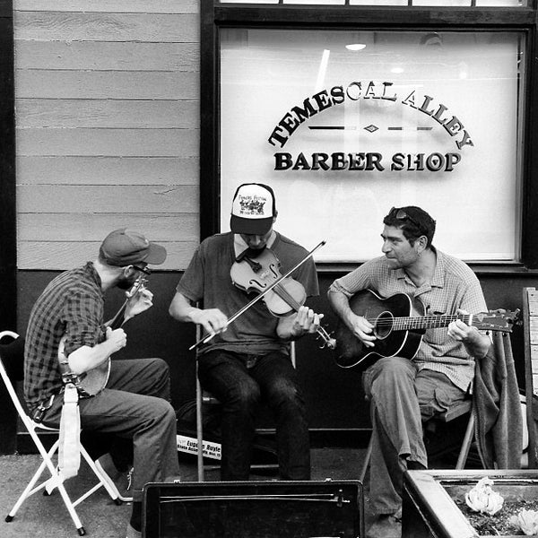 8/3/2013 tarihinde Andrew W.ziyaretçi tarafından Temescal Alley Barbershop'de çekilen fotoğraf