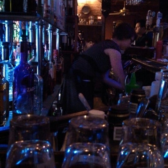 4/10/2013 tarihinde Greg G.ziyaretçi tarafından 9th and Coles Tavern'de çekilen fotoğraf