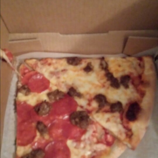 Foto tirada no(a) NYC Pizza por Bill W. em 1/1/2014