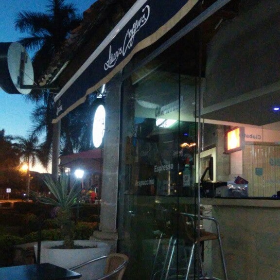Foto diambil di Lilian&#39;s Coffee&#39;s Ixtapa oleh Miguel C. pada 3/21/2015