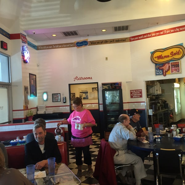 Photo taken at Mama&#39;s Daughter&#39;s Diner by Rafael Q. on 3/2/2016