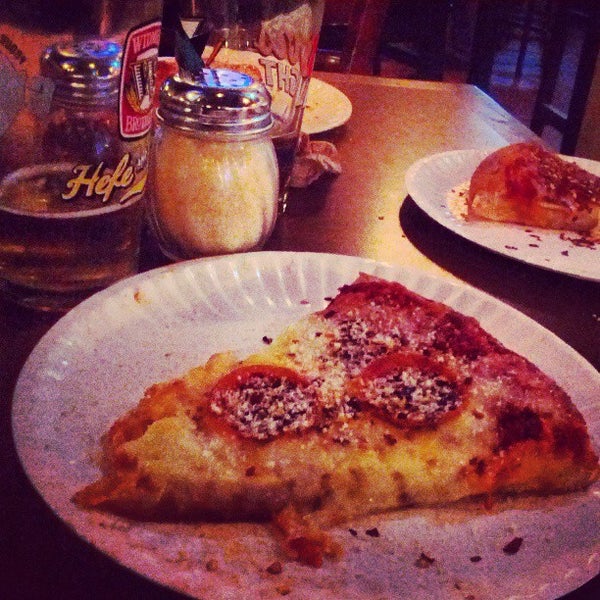 Photo taken at 4th St. Pizza Co. by Domingo C. on 4/13/2013