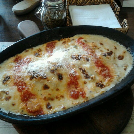 รูปภาพถ่ายที่ La Pizzeria de Renzo โดย Katherina M. เมื่อ 12/13/2012